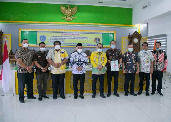 Bupati Labuhan Batu Tanda Tangani Perjanjian Kerja Sama Dan Penyerahan