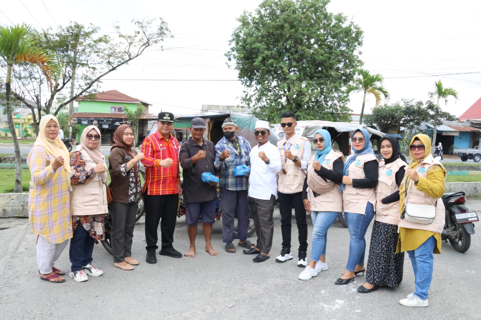 Selain Salurkan Paket Sembako KBB Juga Salurkan Nasi Bungkus Buat