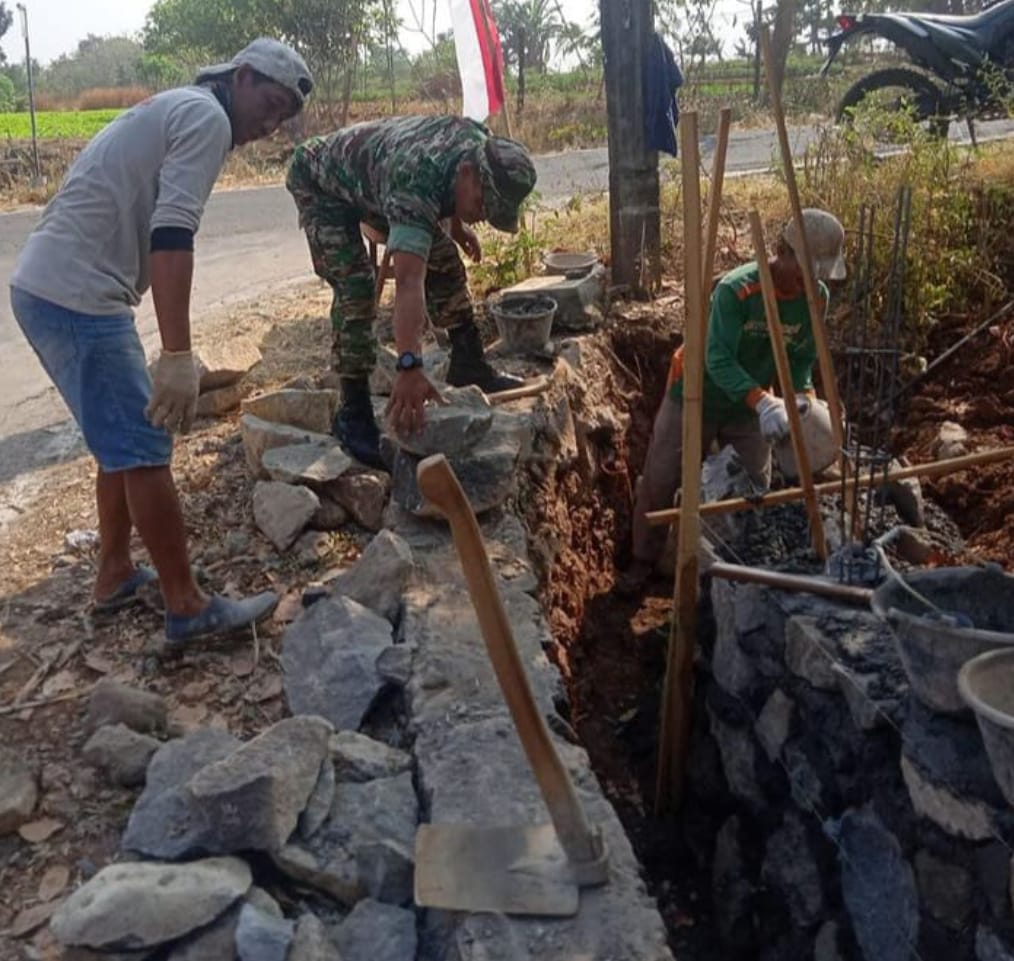 Wujud Nyata Babinsa Gotong Royong Dalam Pembangunan Talud Pirnas