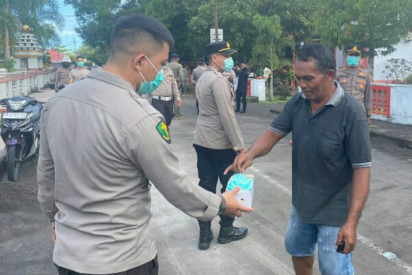 Tim Dokkes Polda Sulut Bagikan Masker Di Lokasi Pengungsian Warga