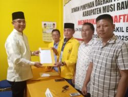 Bupati Musi Rawas H. Hendra Gunawan, datang menyambangi Kantor DPD Partai Golkar Musi Rawas