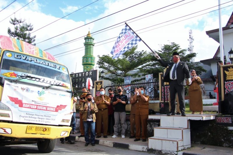 Bupati Dairi Lepas Peluncuran Bantuan Sosial Beras Untuk KPM PKH