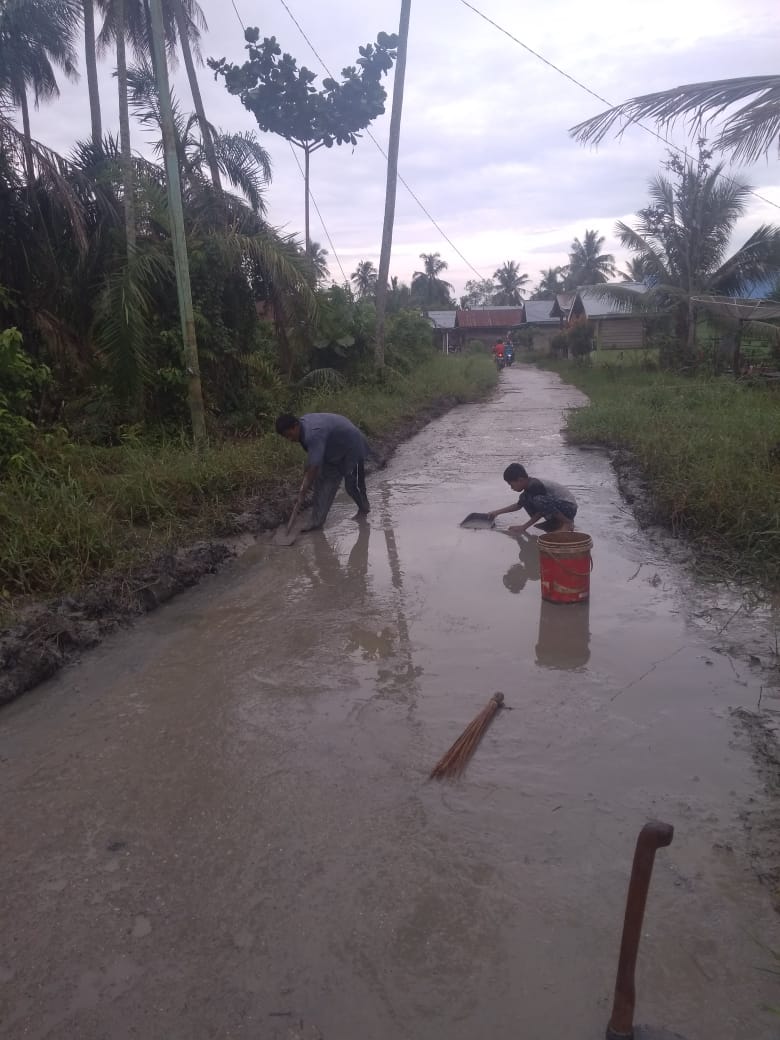 KETUA RT 15 TUTUP MATA MELIHAT JALAN RINTIS YANG DIGENANGI AIR 