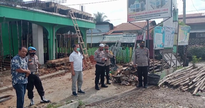 Jum'at Berkah Kapolsek Kualuh Hulu AKP Sahrial Sirait Berikan Bantuan Ke Masjid