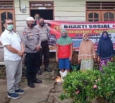 Kapolsek Kualuh Hulu Berikan Bantuan Kepada Warga Terdampak Covid-19