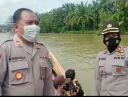 Waka Polres Asahan Di Dampingi Kapolsek Pulau Raja Naik Sampan Ke Desa Padang Mahondang
