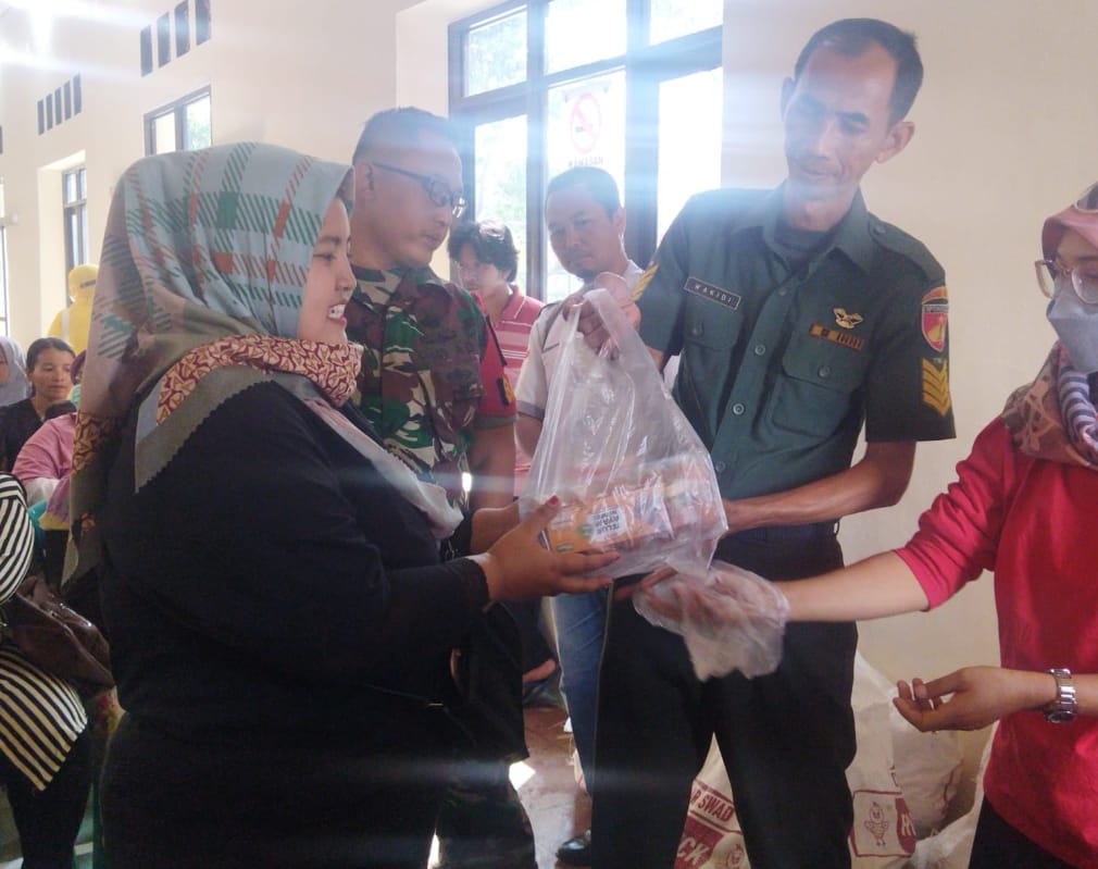 Distribusikan Bantuan Pangan Pengentasan Stunting, Babinsa Bantu ...