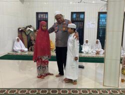 Wakapolres Tanjung Balai Apresiasi dan Berikan Tali Asih Kepada Anak Ikut Sholat Subuh Berjamah