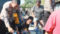 Sambut HUT Humas Polri Ke 72, Bid Humas Polda Sulsel Bagikan Air Bersih Di Sejumlah Lokasi Di Kota Makassar